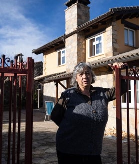 Imagen secundaria 2 - Entre los vecinos, como Óscar, panadero y ganadero; María Antonia, que pasa temporadas en el pueblo, y Flores, pastor ya jubilado, los ataques del lobo son «la comidilla» de las conversaciones en esta localidad de la sierra de Gredos (Ávila)