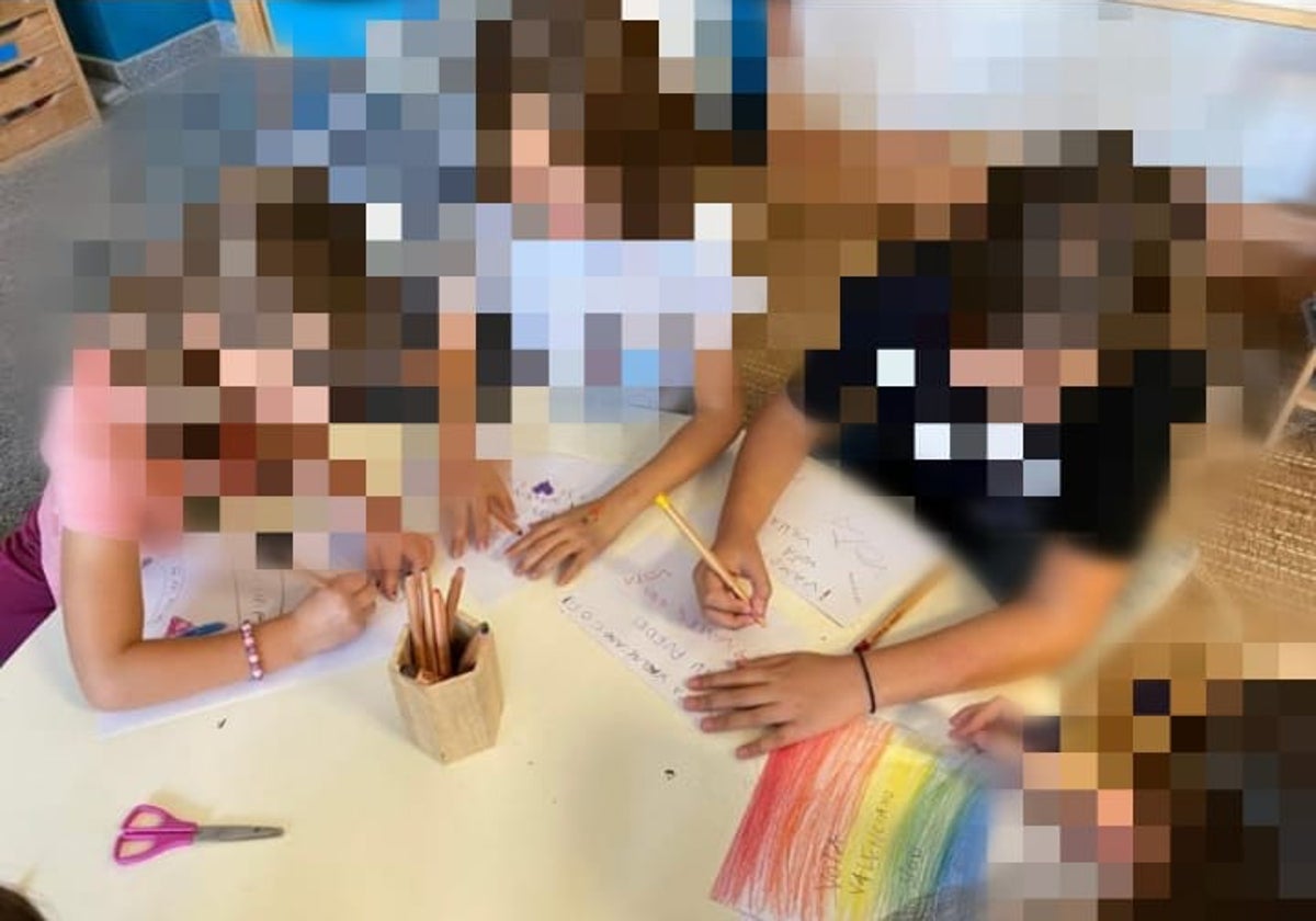 Niños escribiendo el mensaje 'vota valenciano, sí o sí, tú puedes, ¡vamos!', una imagen enviada a familias sin pixelar