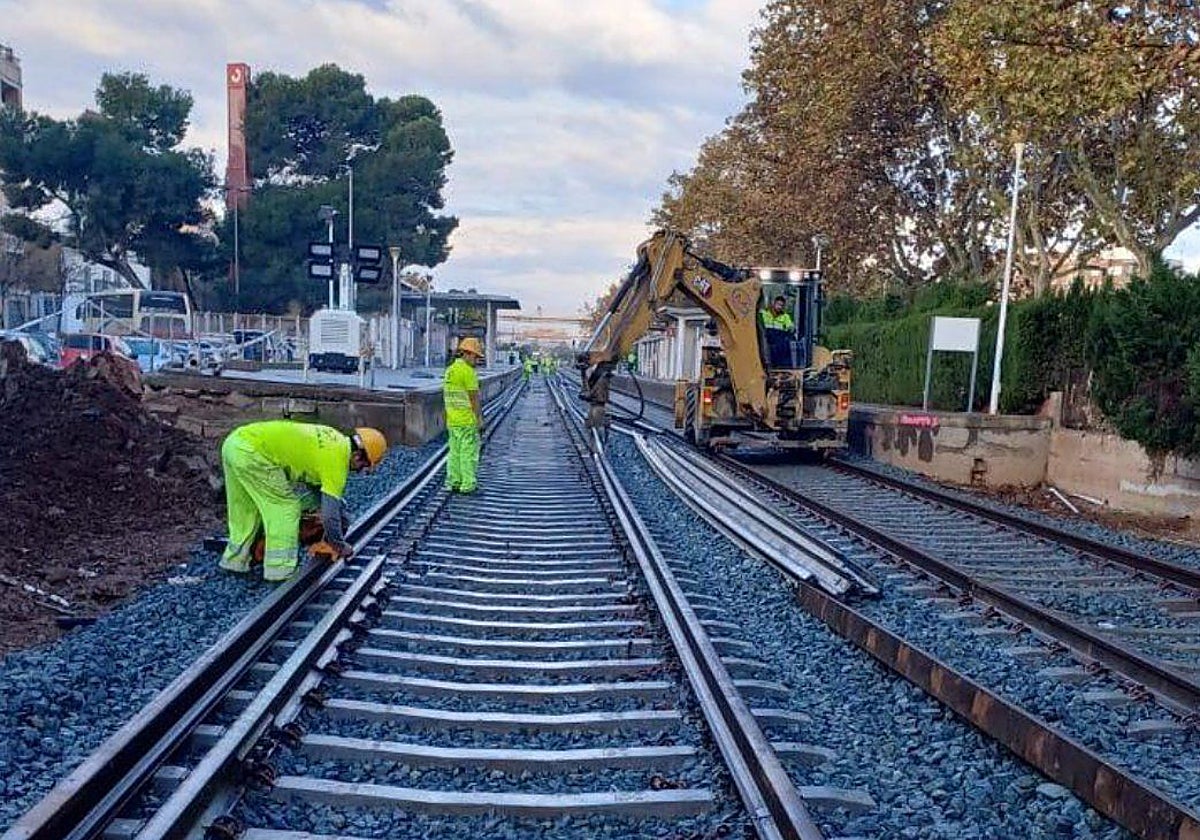 Imagen de los trabajos en las vías dañadas por la DANA en la línea C3 de Cercanías de Valencia