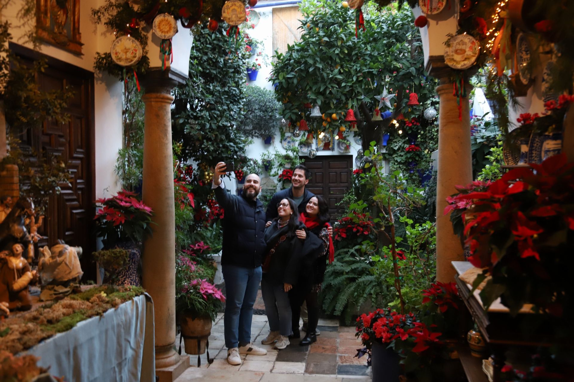 Los Patios de Córdoba abren sus puertas en Navidad, en imágenes