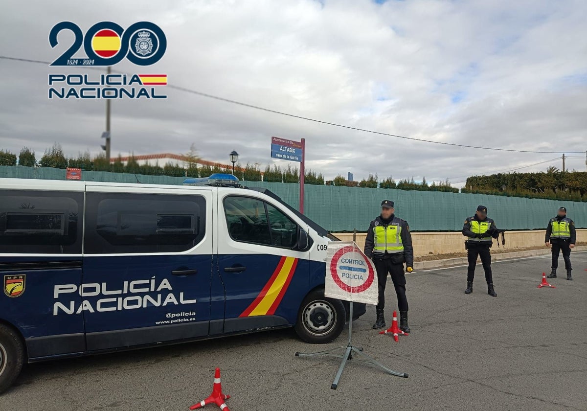 Imagen de archivo de un control de la Policía Nacional en Elche