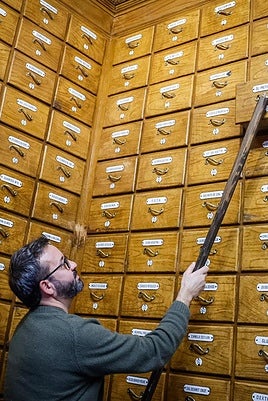 Ramón, bisnieto de Manuel Riesgo, abre uno de los casi 500 cajones del establecimiento