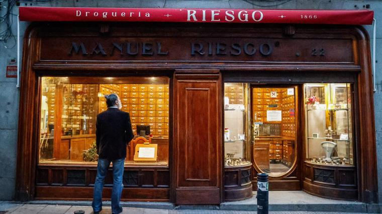 Fachada de la Droguería Riesgo, situada en el número 22 de la calle del Desengaño