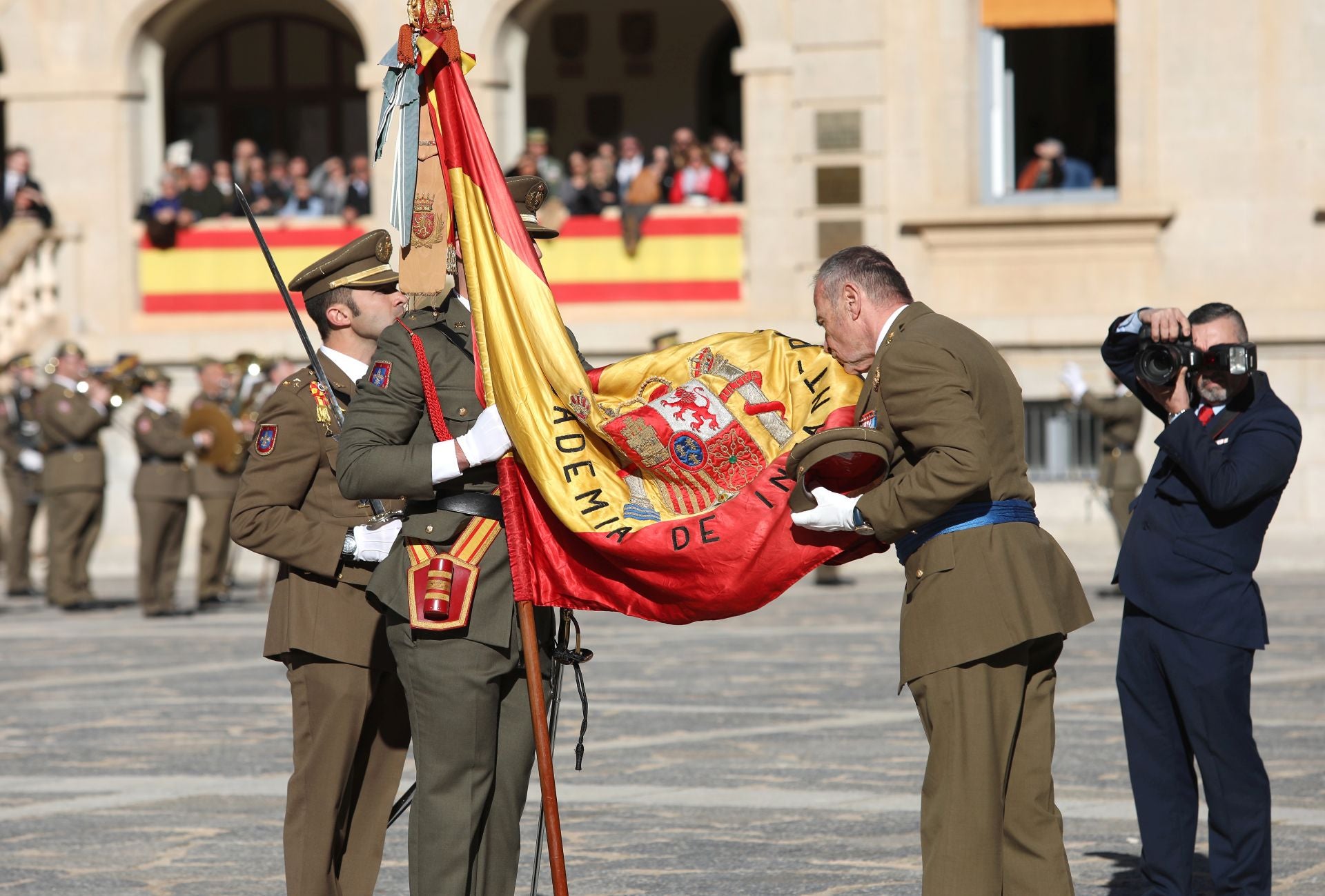 Las mejores imágenes del amor de los militares españoles por su bandera