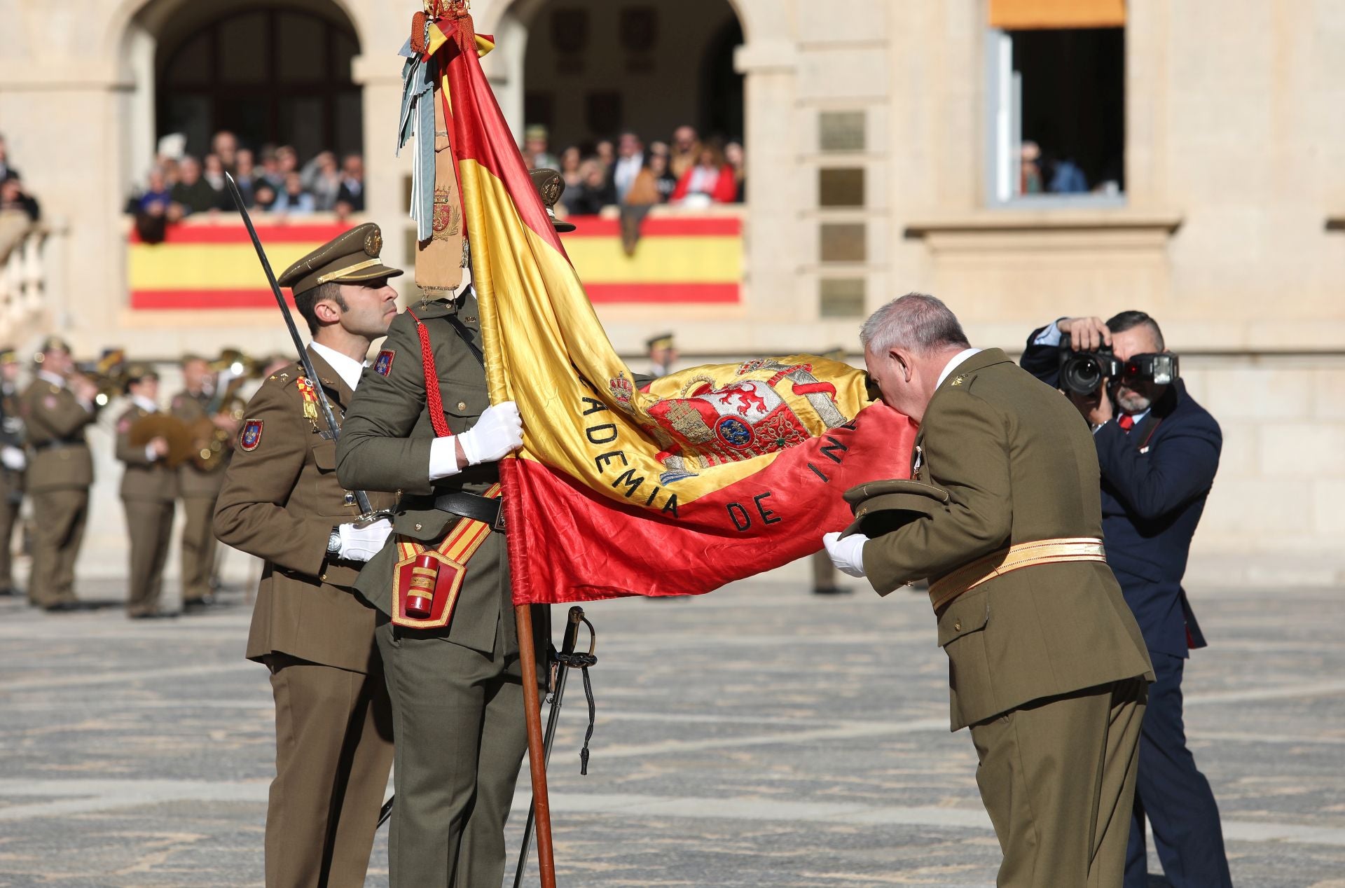 Las mejores imágenes del amor de los militares españoles por su bandera