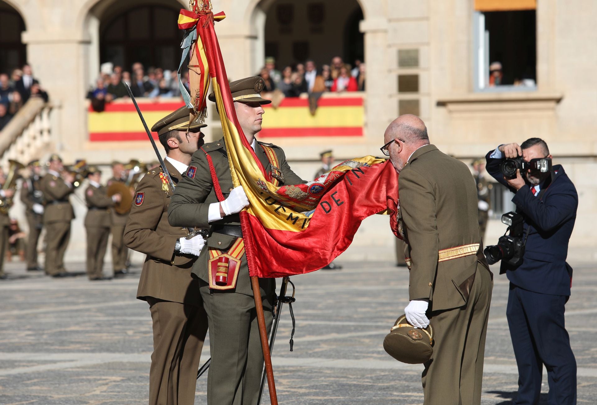 Las mejores imágenes del amor de los militares españoles por su bandera