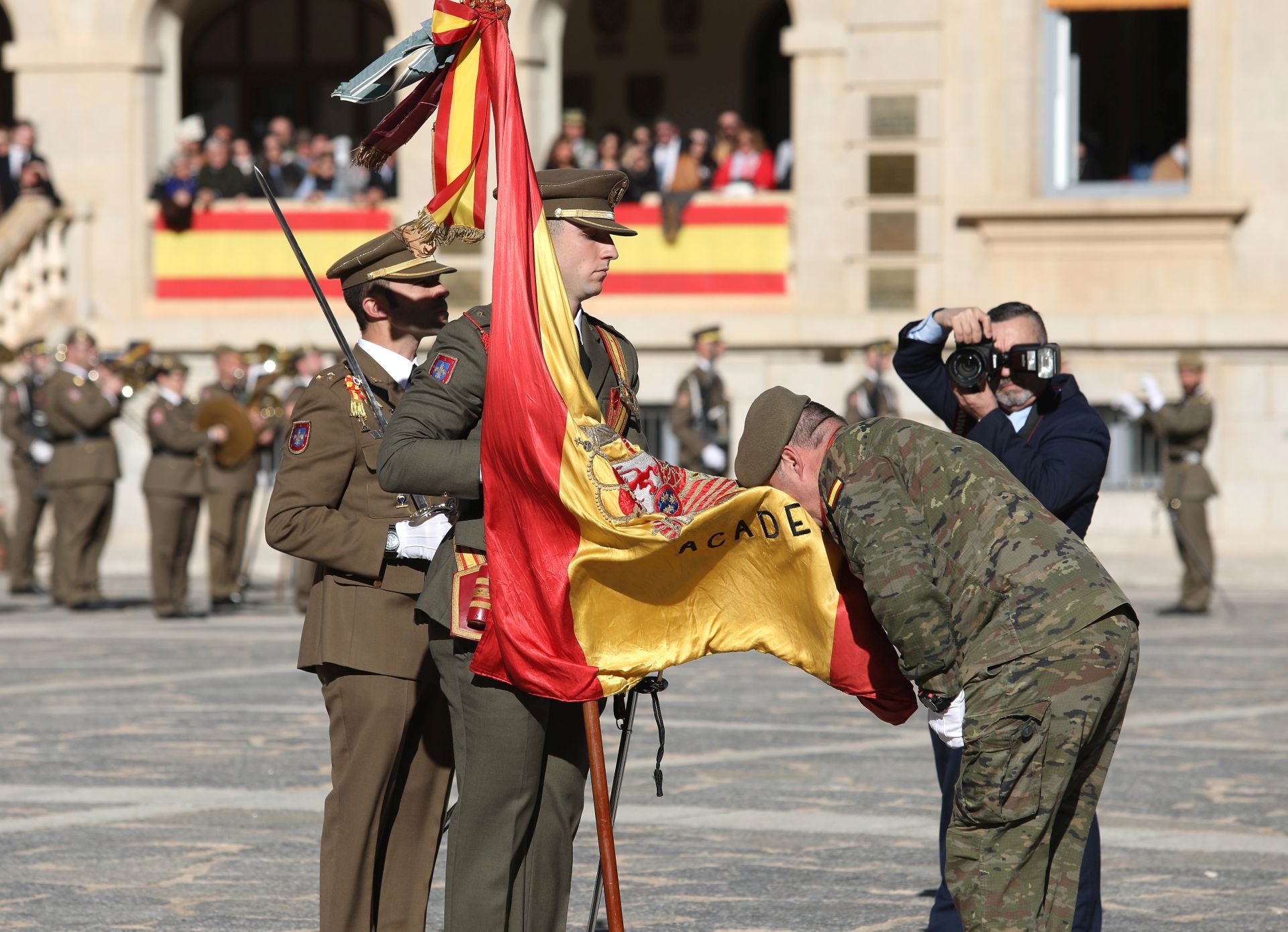 Las mejores imágenes del amor de los militares españoles por su bandera