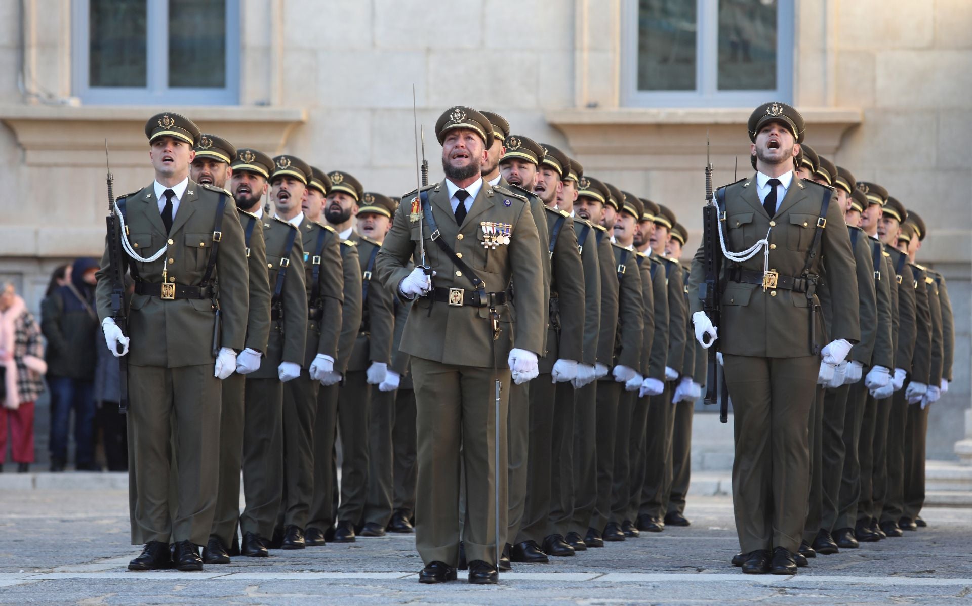 Las mejores imágenes del amor de los militares españoles por su bandera