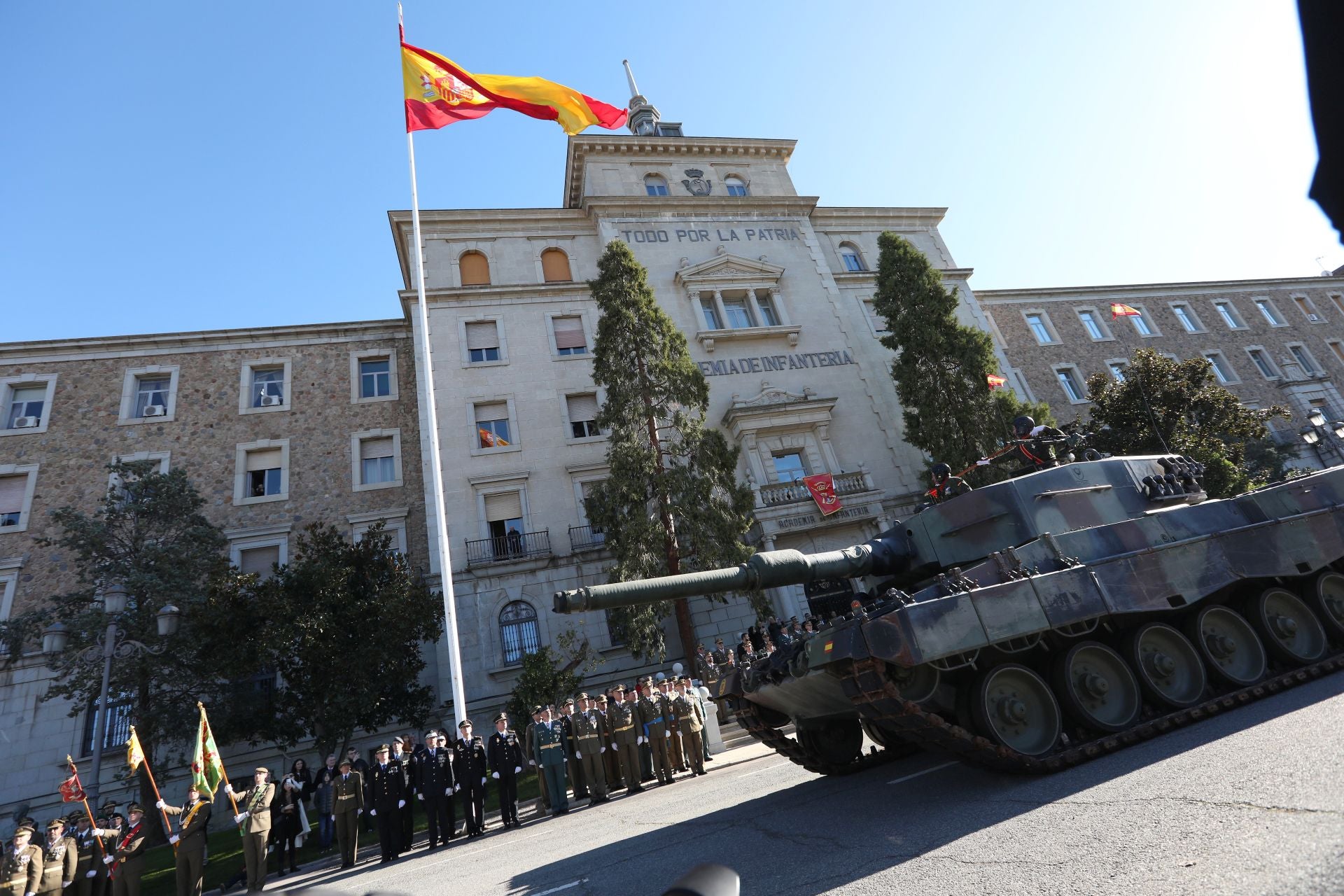 Las mejores imágenes del amor de los militares españoles por su bandera