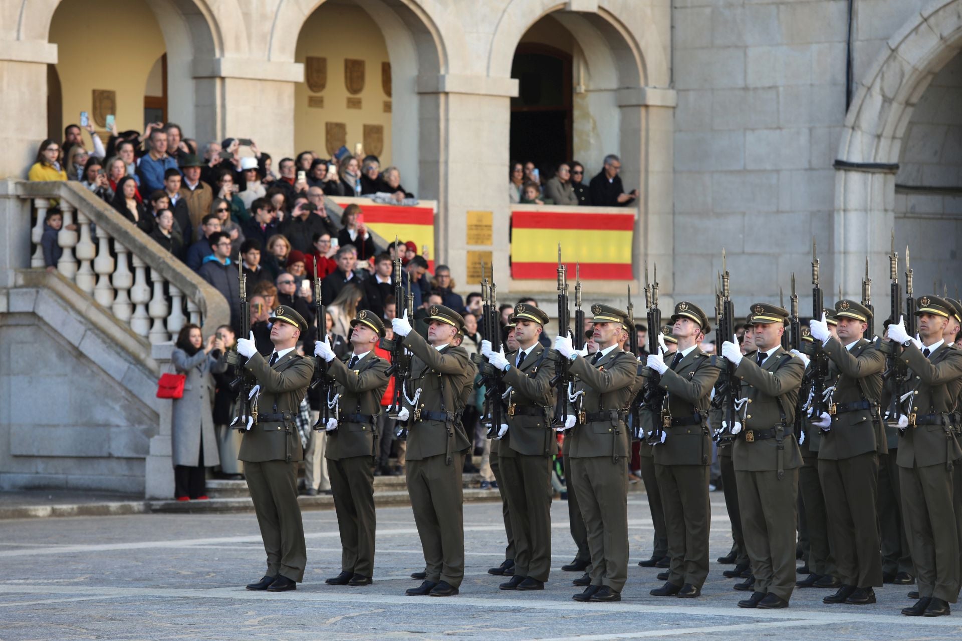 Las mejores imágenes del amor de los militares españoles por su bandera