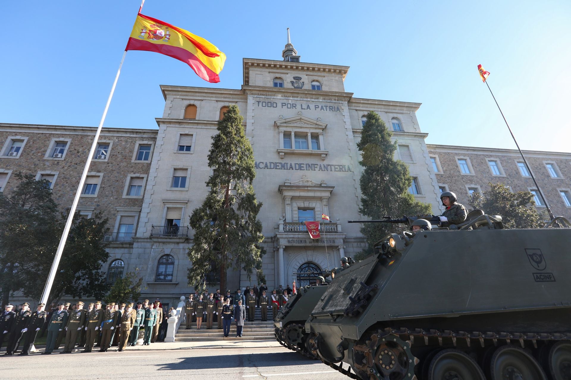 Las mejores imágenes del amor de los militares españoles por su bandera