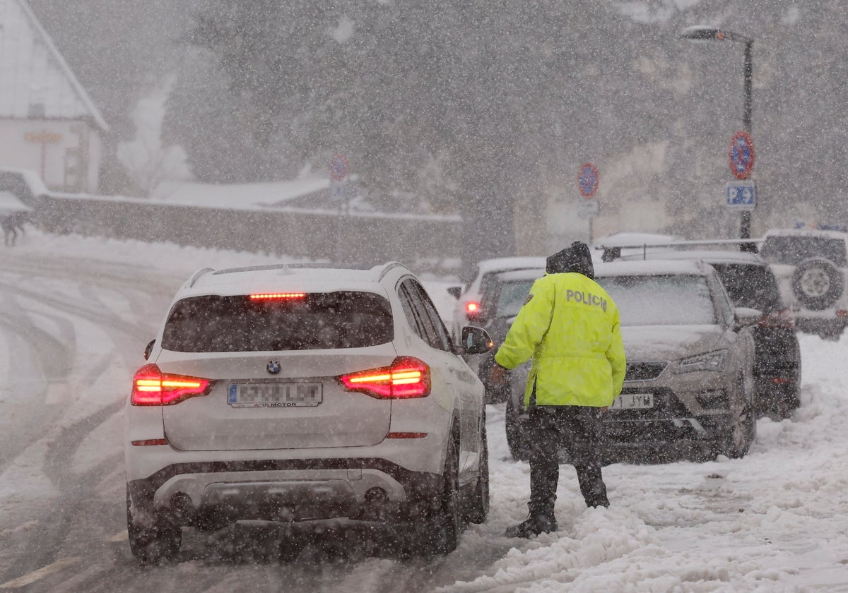 El frío viento y la nieve han hecho estragos el fin de semana en Aragón y también en Navarra. La foto es de Roncesvalles este domingo 8 de diciembre