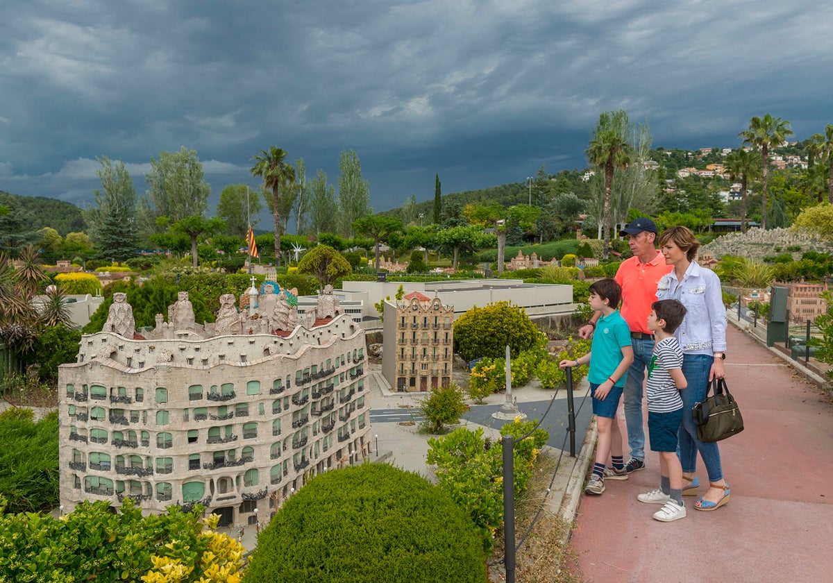 Además del mercado de artesanos, el día se puede completar con una visita  al parque temático de maquetas a escala de Catalunya en Miniatura