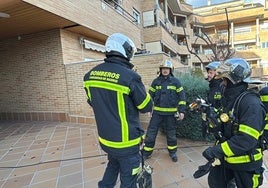 Una incendio en una vivienda de Majadahonda deja la casa arrasada, 16 domicilios desalojados y tres gatos muertos