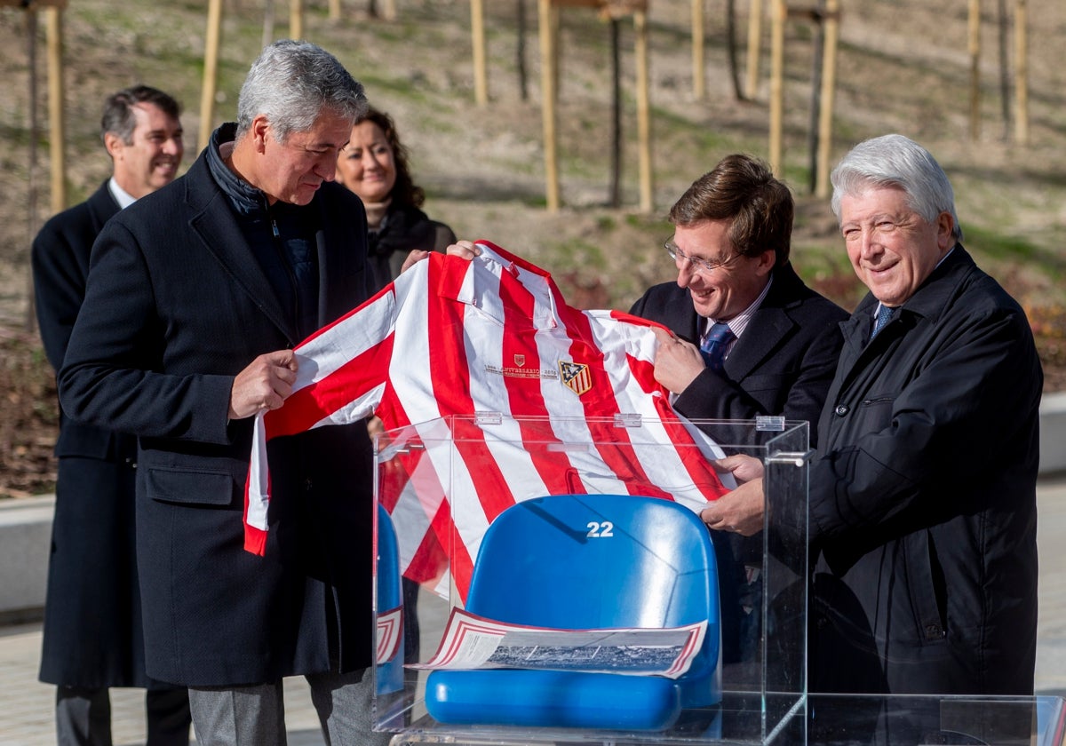 Almeida visita el nuevo espacio verde sobre el cubrimiento de la M-30 que supone la culminación de Madrid Río