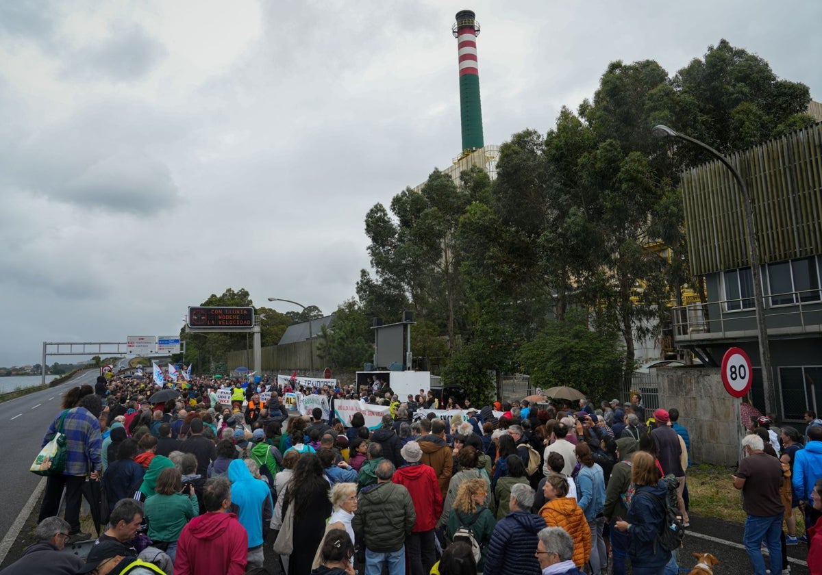 Manifestantes frente a la fábrica Ence (Pontevedra) contrarios a las empresas de celulosa Altri y Ence en junio de 2024