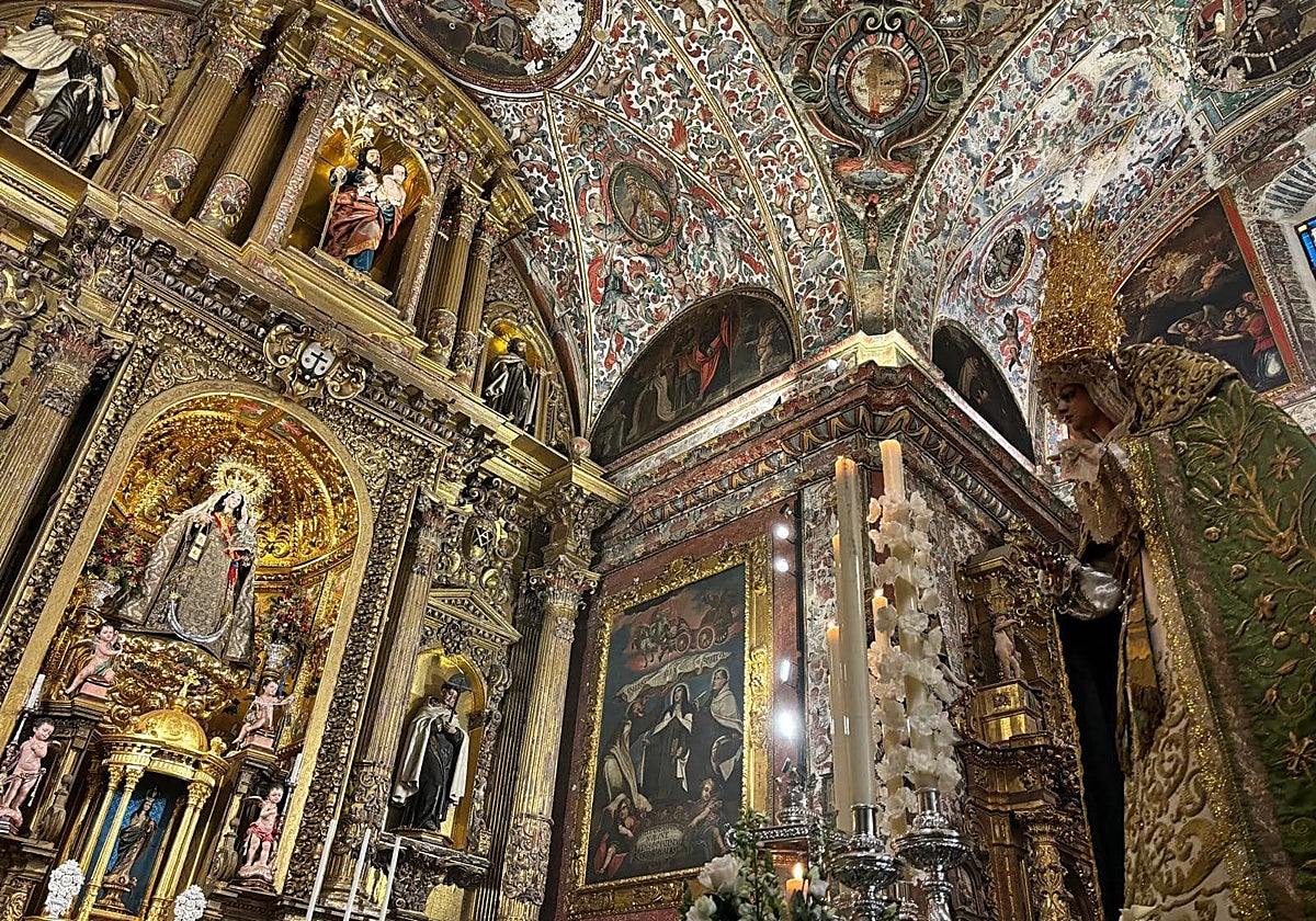 La Virgen de la Esperanza, a la derecha, frente la Virgen del Carmen de San Cayetano
