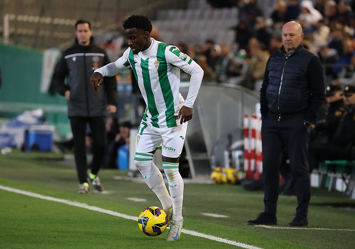 Adilson controla el balón durante el encuentro en El Arcángel