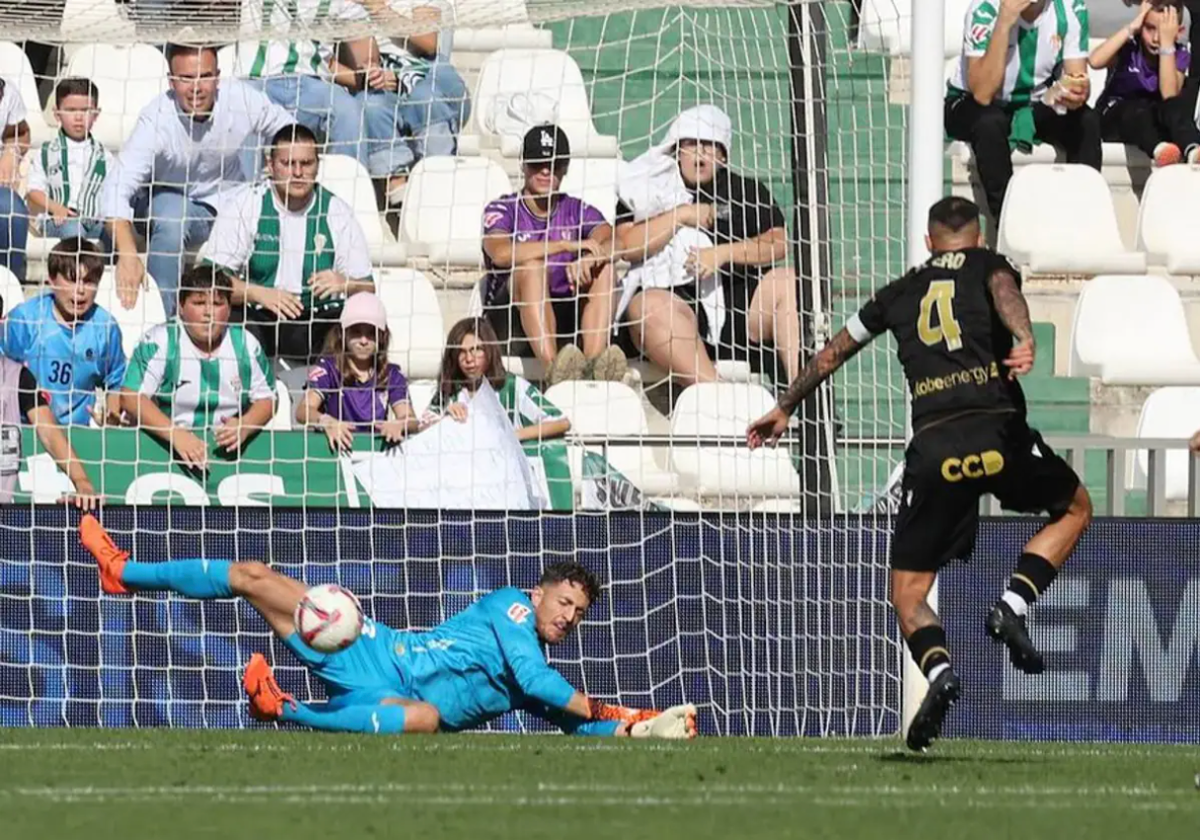 Carlos Marín ataja el penalti a Suero del Castellón en El Arcángel