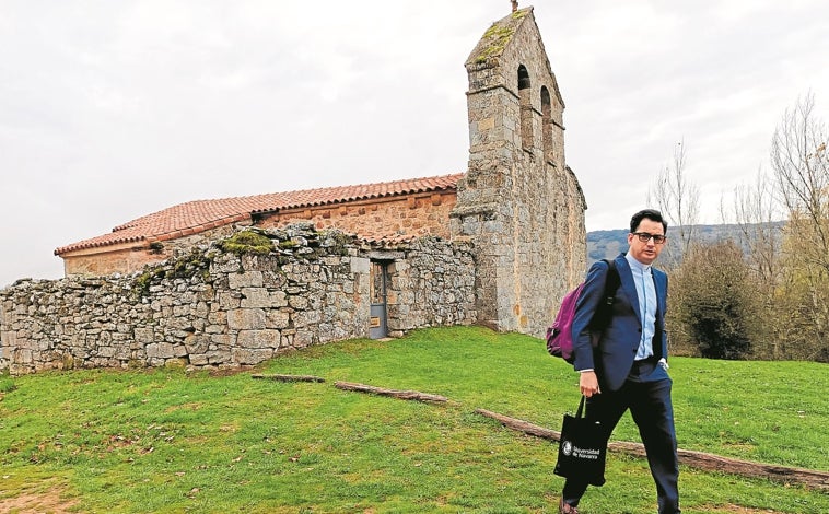 Imagen principal - Cada domingo, el sacerdote Carlos Saldaña oficia la misa en al menos tres pueblos de la provincia de Burgos. En una mochila lleva todo lo necesario para la Eucaristía