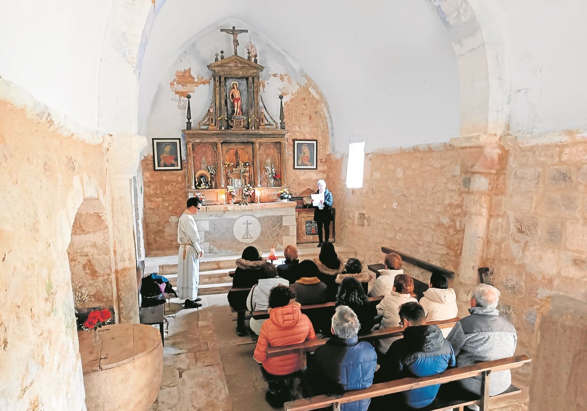 Celebración de la misa dominical, oficiada por el sacerdote Carlos Saldaña, en la ermita de Quintana del Pino (Burgos)