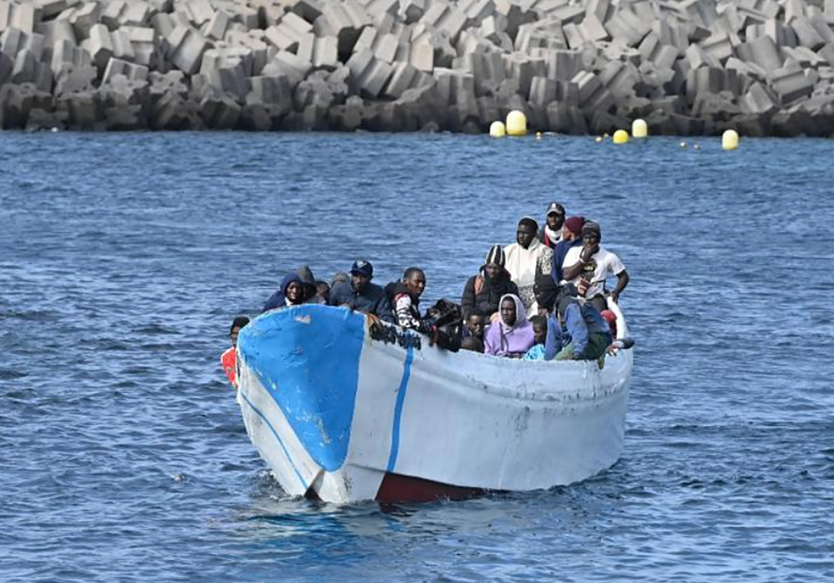 Un cayuco escoltado por Salvamento en  El Hierro, en foto de archivo