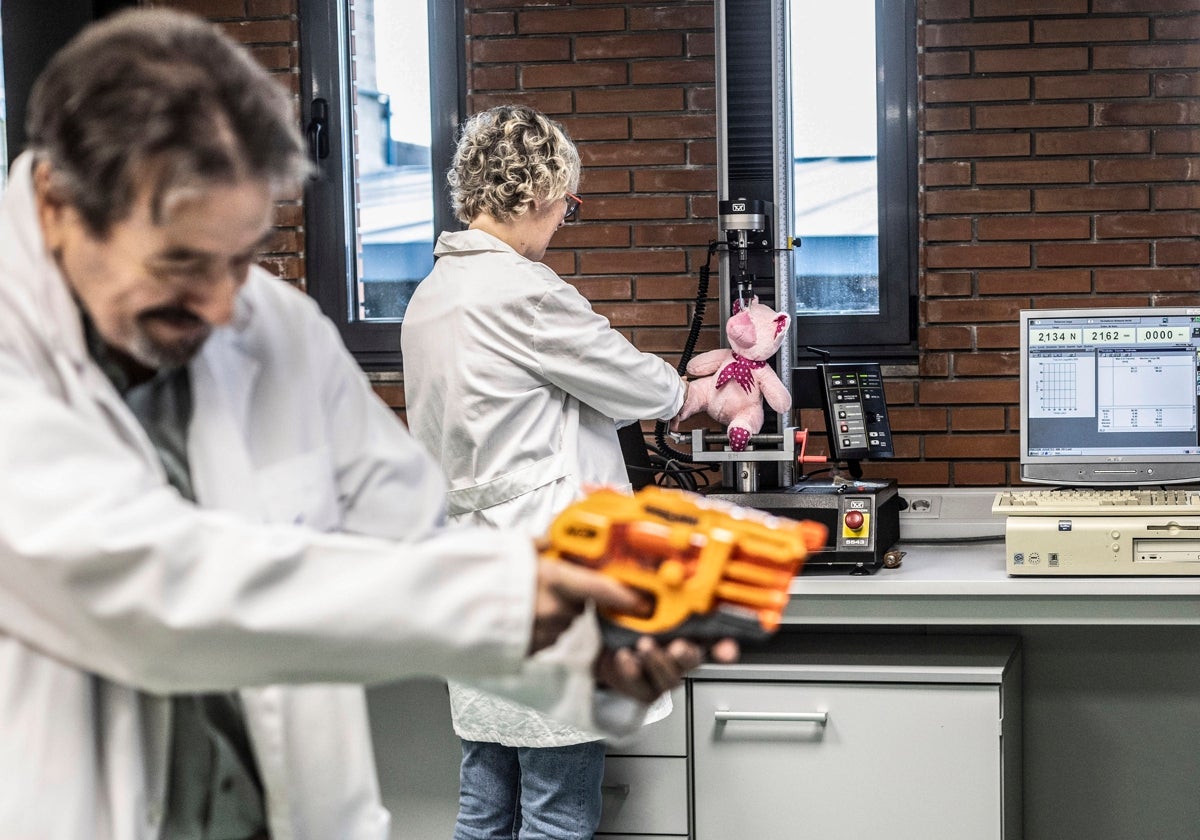 Pruebas de seguridad en juguetes y peluches en el Laboratorio de Consumo de Galicia