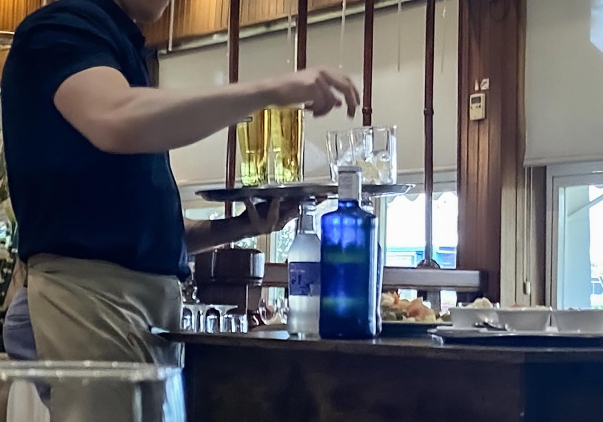 Imagen de archivo de un camarero trabajando en un restaurante ajeno a esta noticia