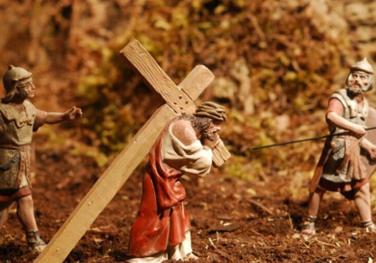 Vía crucis en el Belén. Las escenas de Semana Santa tienen también su espacio en esta representación