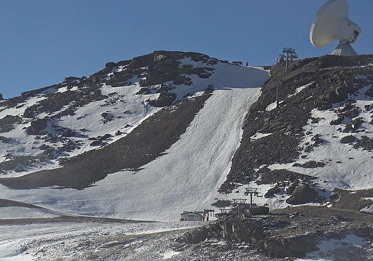 Nieve generada por los cañones en la pista de Borreguiles