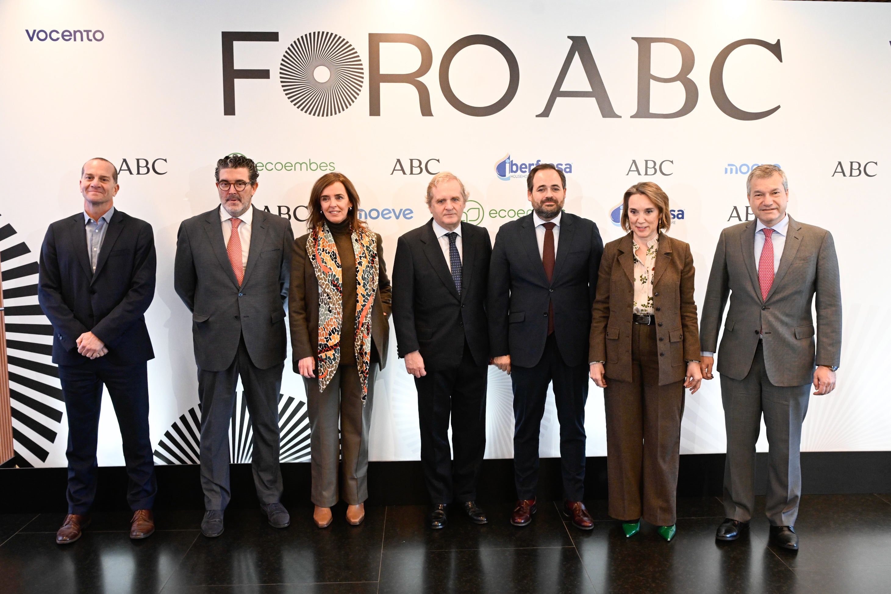Ángel Hervella, director de Gestión local y Autonómica de Ecoembes; Julián Quirós, director de ABC; Carmen Fúnez, vicesecretaria de Organización del PP, Ignacio Ybarra, presidente de Vocento; Paco Núñez, presidente del PP de Castilla-La Mancha; Cuca Gamarra, secretaria general del PP y Javier Solans, CEO de Iberfrasa.
