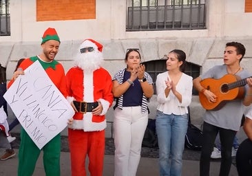 Un Papá Noel muy especial: David Bisbal sorprende cantando en pleno centro de Madrid