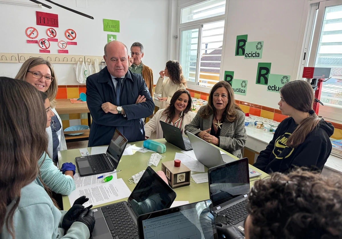 La consejera de Educación acudió al colegio de Cartaojal, en la provincia de Málaga