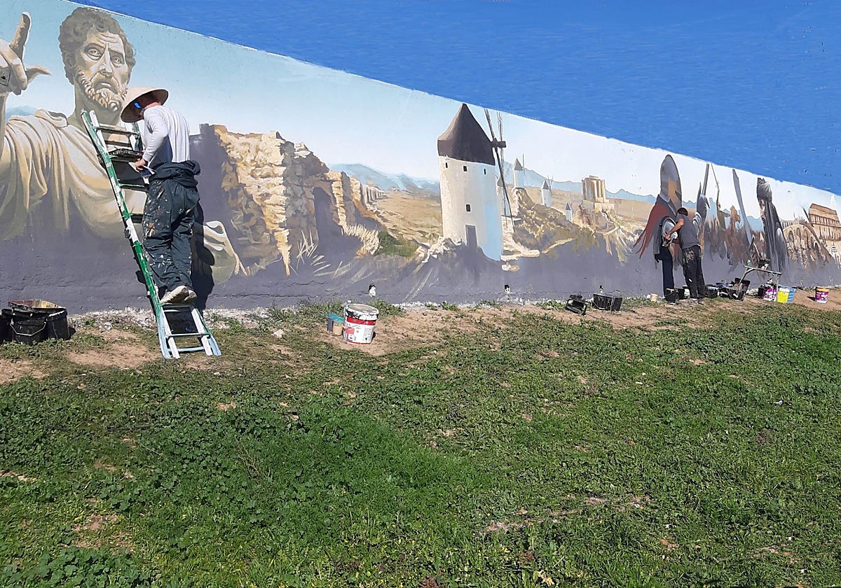 Mural de 60 metros de largo por 2,70 metros de altura en Consuegra