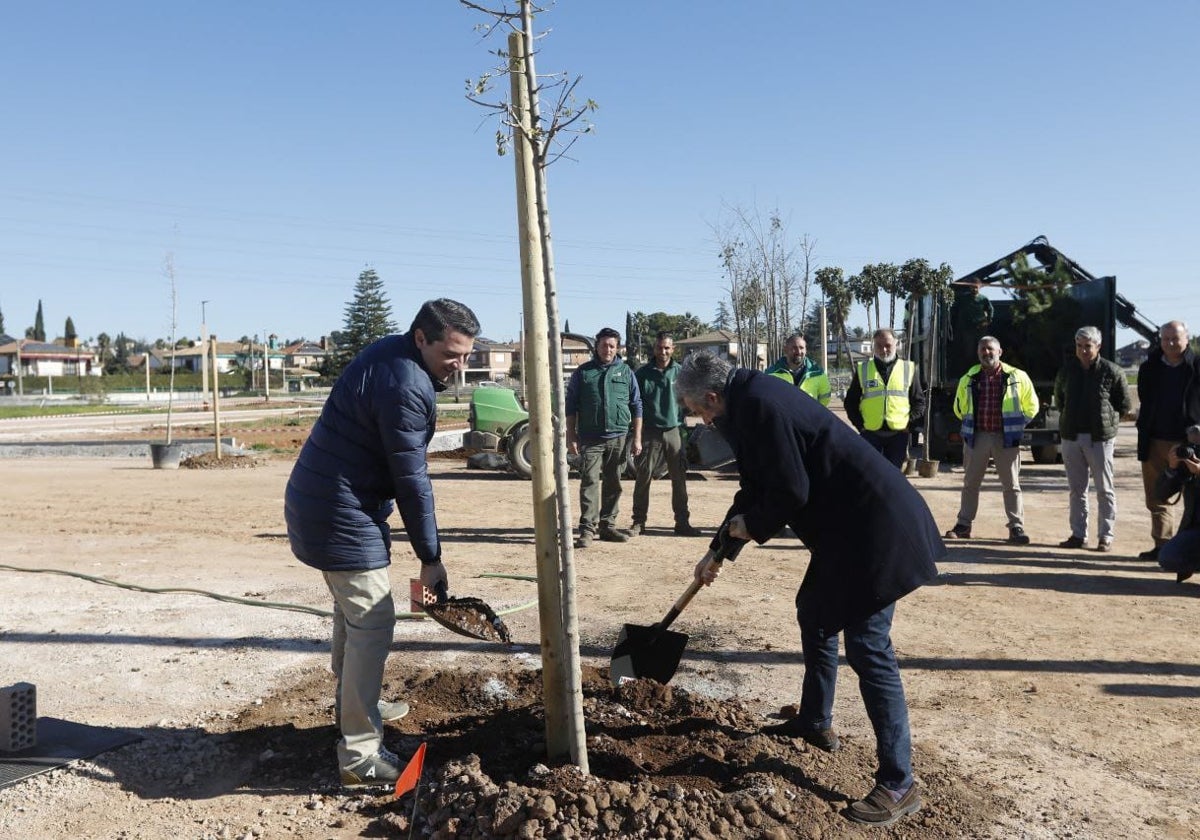 Bellido y Torrico plantan el primer árbol, un algarrobo, del parque de la Arruzafilla