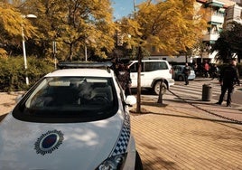 Estrella un coche contra otros dos estacionados en Escultor Fernández Márquez en una persecución policial