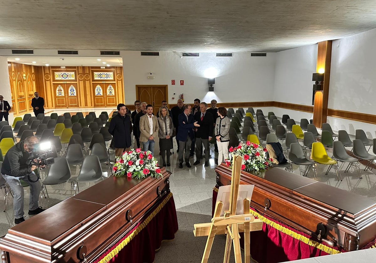 Los féretros de Rafael Altamira y Pilar Redondo en el tanatorio de San Juan de Alicante, este lunes