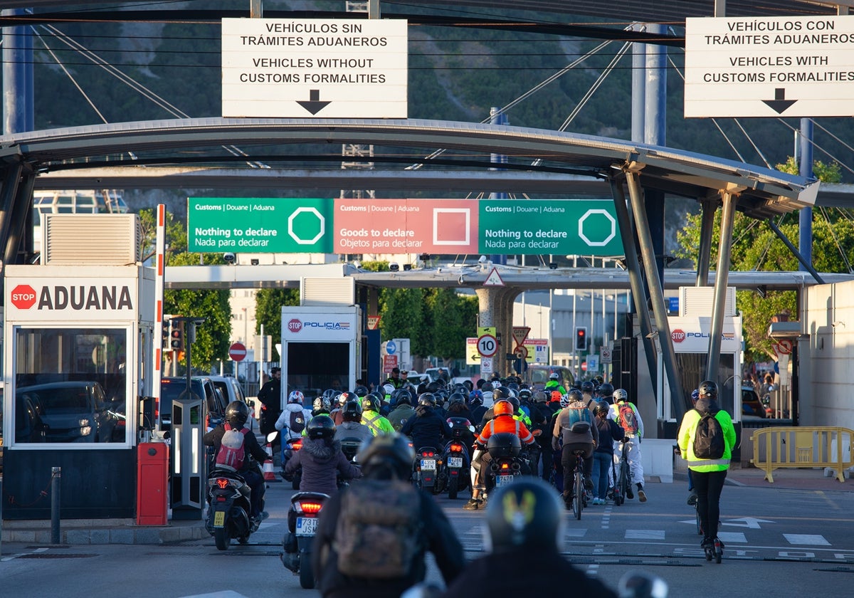 Trabajadores transfronterizos entran a Gibraltar por la Aduana para iniciar su jornada laboral