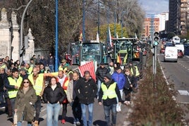 El campo se echa a la calle en Valladolid: «Protestamos para que la gente pueda comer más barato»