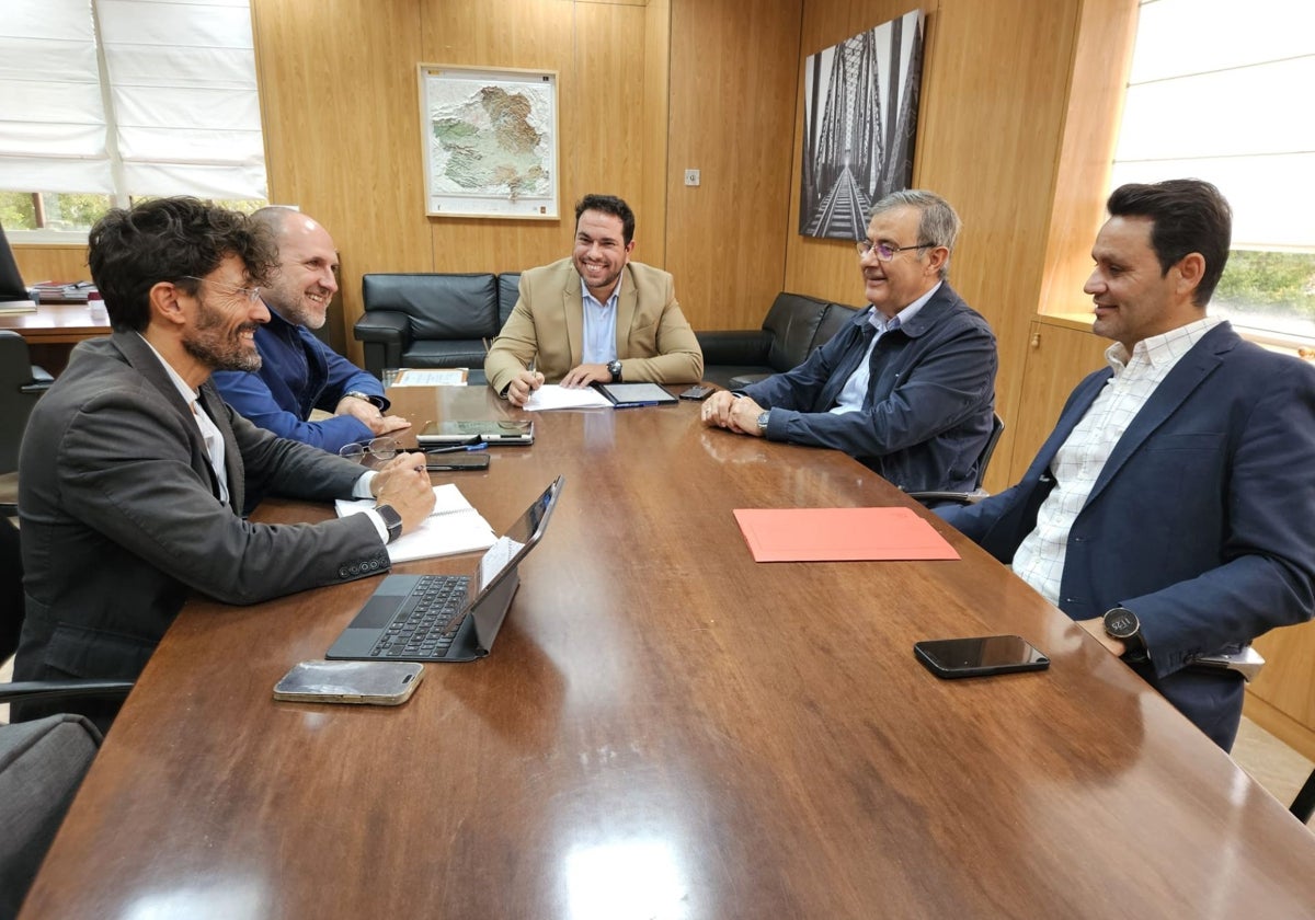 Reunión entre representantes de la Junta de Comunidades y del Ayuntamiento de Velada