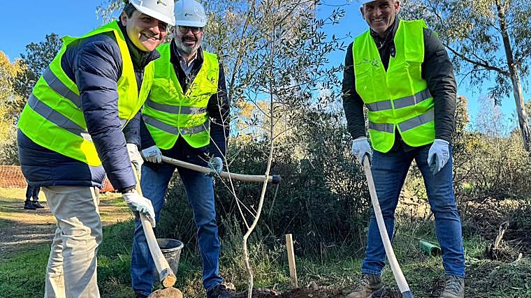 El alcalde y el delegado del Gobierno, este martes durante la plantación de árboles en Los Villaresa
