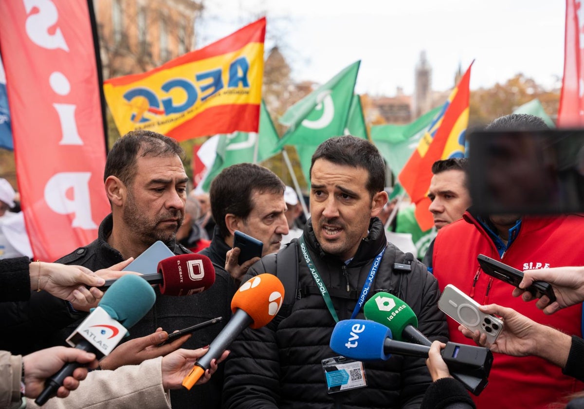 El portavoz de JUPOL, Ibón Domínguez, durante una protesta por la reforma de la 'ley mordaza'