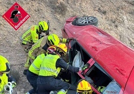 Los bomberos rescatan a un conductor atrapado tras salirse de la A-70 y dar varias vueltas de campana