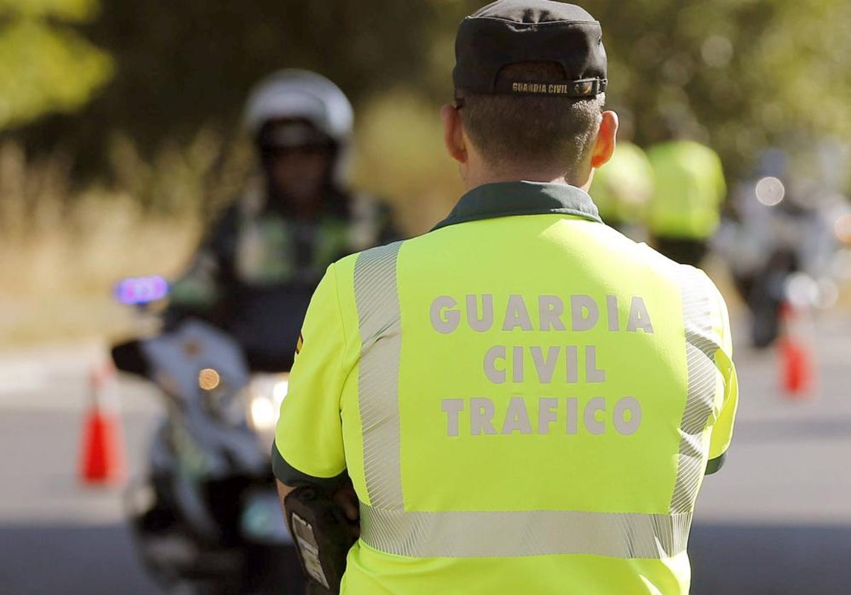 Agente de la Guardia Civil de Tráfico, en un operativo