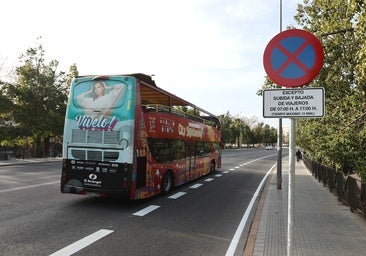 Cruz Roja realiza una ruta en el bus turístico para personas sin hogar