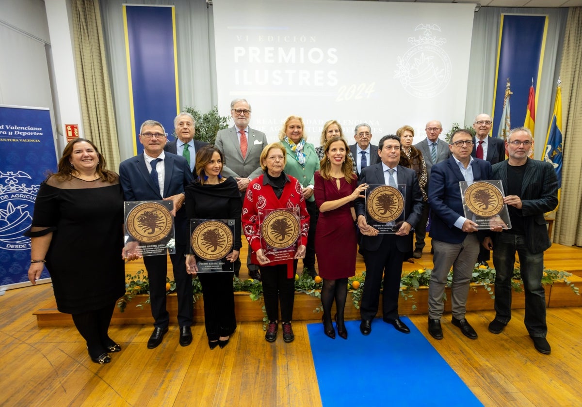 Los premiados junto a los miembros del jurado y autoridades