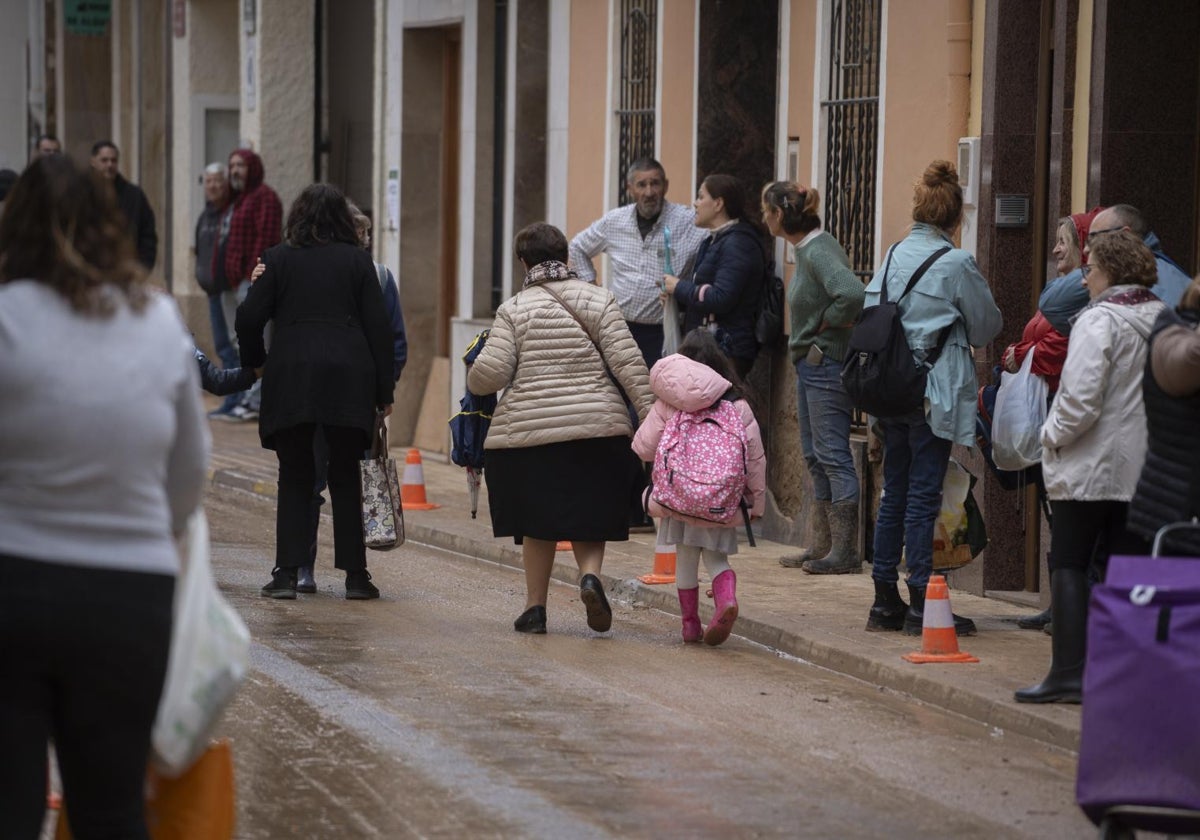 Imagen de archivo de una mujer y una niña de camino al colegio en Paiporta