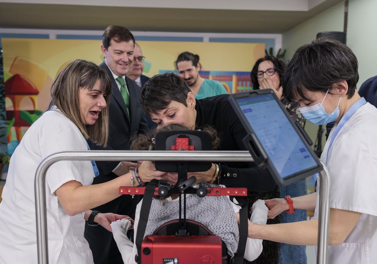 El presidente de la Junta, Alfonso Fernández Mañueco, en la presentación del exoesqueleto pediátrico en el Hospital de León