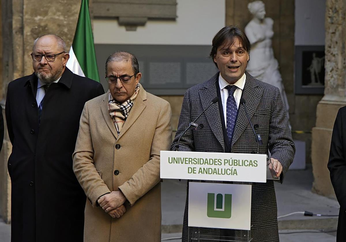 Oliva, durante su exposición como presidente de la Asociación de Universidades Públicas de Andalucía