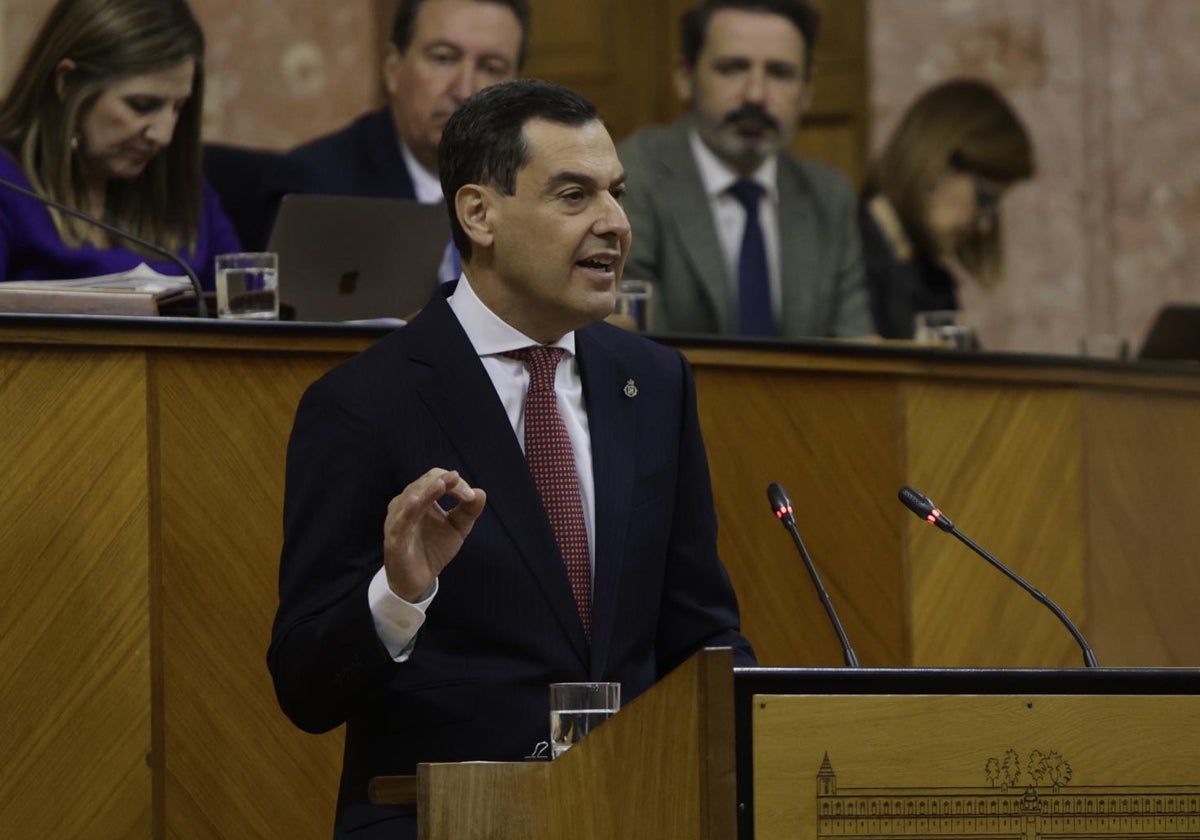 Juanma Moreno, en el Parlamento durante su intervención en el Debate sobre el Estado de la Comunidad